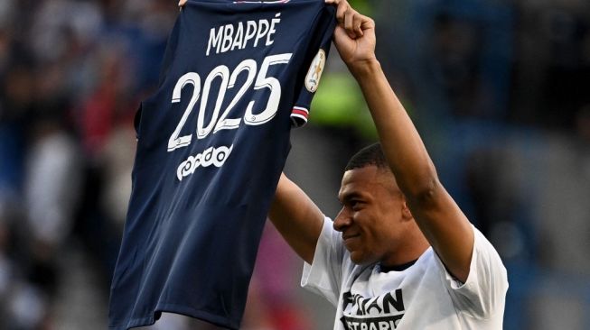 Penyerang Paris Saint-Germain, Kylian Mbappe telah resmi memperpanjang kontraknya bersama tim raksasa Prancis tersebut hingga 2025. [Anne-Christine POUJOULAT / AFP]