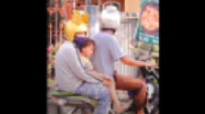 Suami Istri Sulap Sepeda Jadi Mirip Motor, Netizen: Bahagia Itu Sederhana