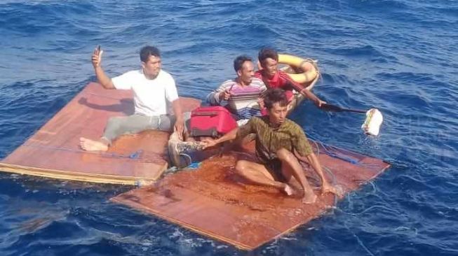 Kapal Anugerah Ilahi Tenggelam di Perairan Sapudi, Nahkoda dan Tiga ABK Selamat. [Beritajatim.com]