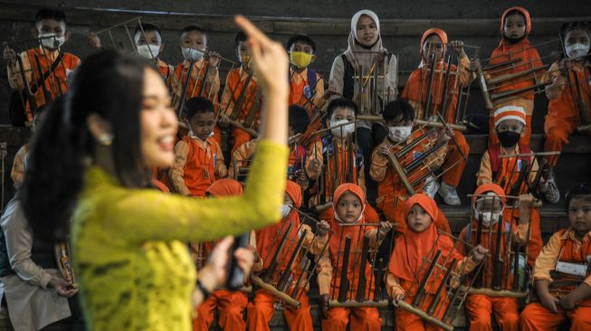 Wisatawan mengikuti pertunjukan angklung di Saung Angklung Udjo, Bandung, Jawa Barat, Senin (23/5/2022). ANTARA FOTO/Raisan Al Farisi
