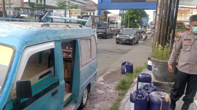Angkot Bawa Bahan Kimia Terbakar di Jalan Tuparev Cirebon