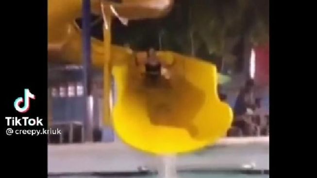 Merinding.. Penampakan Hantu Anak Kecil di Wahana Air