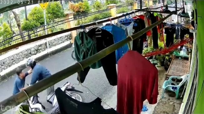 Pemotor mencuri pakaian dalam wanita berupa bra di depan rumah orang (Instagram)