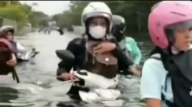 Proses evakuasi para buruh baprik dari banjir di Semarang, Jawa Tengah (Instagram/ @@video_medsos).