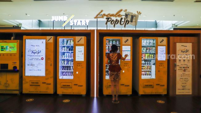 Calon pembeli berbelanja menggunakan vending machine di Grand Indonesia, Jakarta Pusat, Selasa (24/5/2022). [Suara.com/Alfian Winanto]