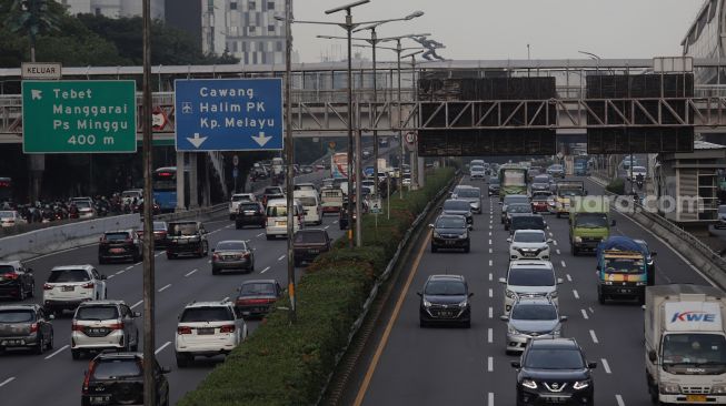 Sejumlah kendaraan melintas di ruas Tol Dalam Kota, Jakarta, Selasa (24/5/2022). [Suara.com/Angga Budhiyanto]