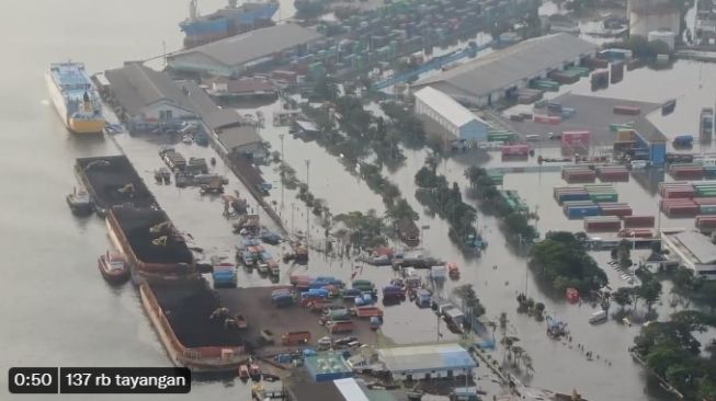 Kawasan Pantura Digenangi Banjir Rob, Ganjar Pranowo Disentil Warganet: Tolong Jangan Copras-capres Terus