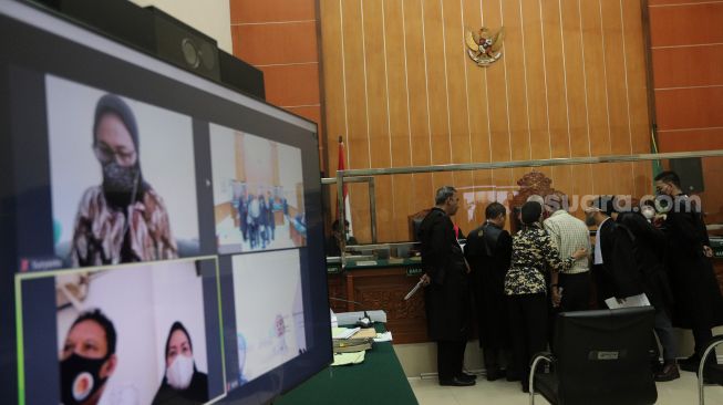 Majelis hakim memeriksa kelengkapan berkas saksi yang dihadirkan saat sidang lanjutan kasus mafia tanah yang melibatkan artis Nirina Zubir di Pengadilan Negeri (PN) Jakarta Barat, Selasa (24/5/2022). [Suara.com/Angga Budhiyanto]