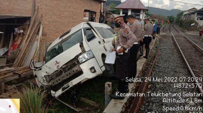 Kereta Api Babaranjang Tabrak Mobil Travel di Panjang, Begini Kondisi 9 Penumpang