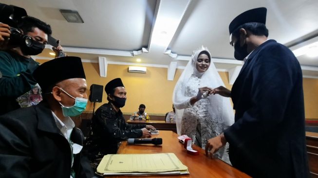 Bikin Haru, Tahanan Narkoba Menikah di Rutan Mapolresta Mojokerto