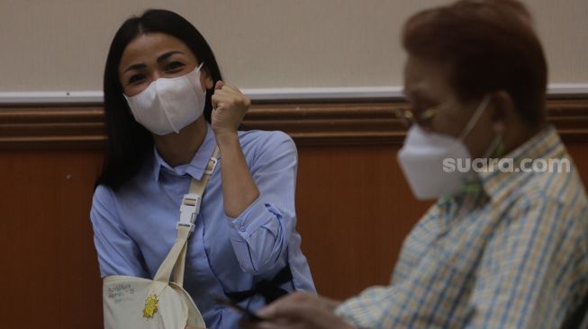 Artis Nirina Zubir menghadiri sidang lanjutan kasus mafia tanah di Pengadilan Negeri (PN) Jakarta Barat, Selasa (24/5/2022). [Suara.com/Angga Budhiyanto]