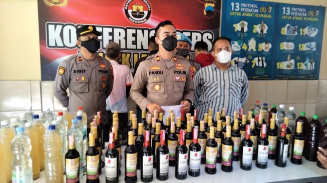 Gencar Gelar Razia Pekat, Polsek Laweyan Amankan Tiga Tersangka Penjual Puluhan Botol Miras