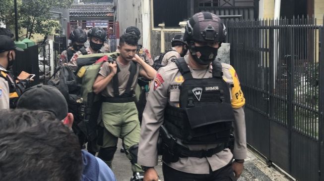 Ada Benda Mencurigakan, Unit Penjinak Bom Polda Jabar Datangi Perumahan Warga Antapani Bandung