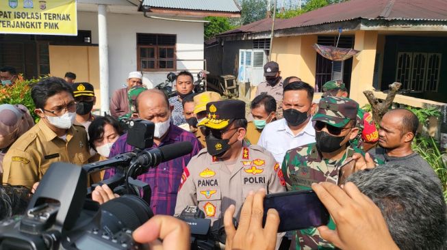 Kapolda Sumut Irjen Pol RZ Panca Putra Simanjuntak melakukan sidak ke peternakan sapi di Langkat. [dok Polda Sumut]