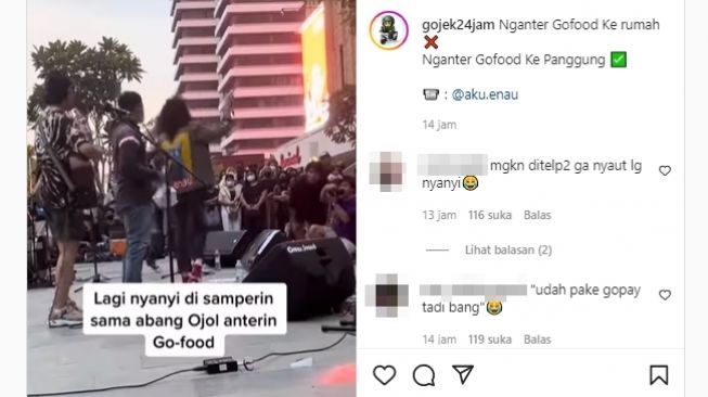 Seorang driver ojek online (ojol) sampai naik ke panggung demi mengantar pesanan makanan kepada penyanyi yang sedang tampil. (Instagram/@gojek24jam)