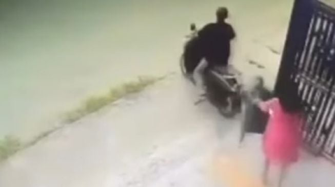 Wanita di Medan Jatuh Terseret Saat Adang Pencuri Motor, Polisi Turun Tangan