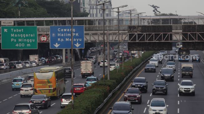 Sejumlah kendaraan melintas di ruas Tol Dalam Kota, Jakarta, Selasa (24/5/2022). [Suara.com/Angga Budhiyanto]