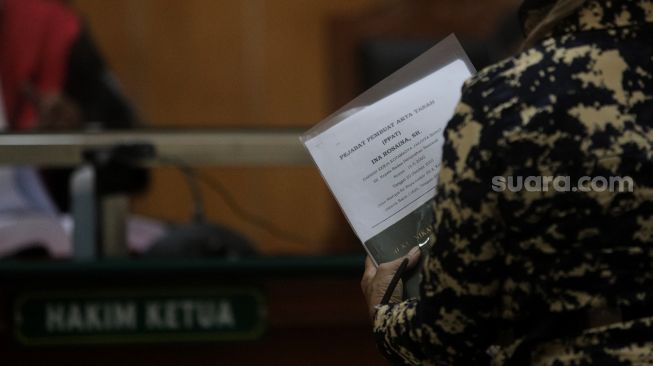 Tangan Digendong, Nirina Zubir Saksikan Sidang Lanjutan Kasus Mafia Tanah