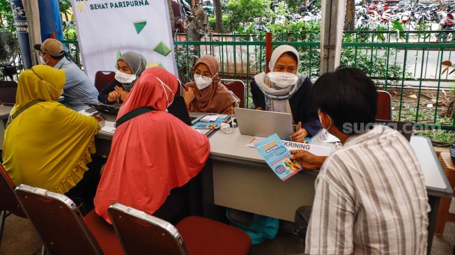 Warga mengikuti pemeriksaan kesehatan di Pasar Induk Kramat Jati, Jakarta Timur, Selasa (24/5/2022). [Suara.com/Alfian Winanto]