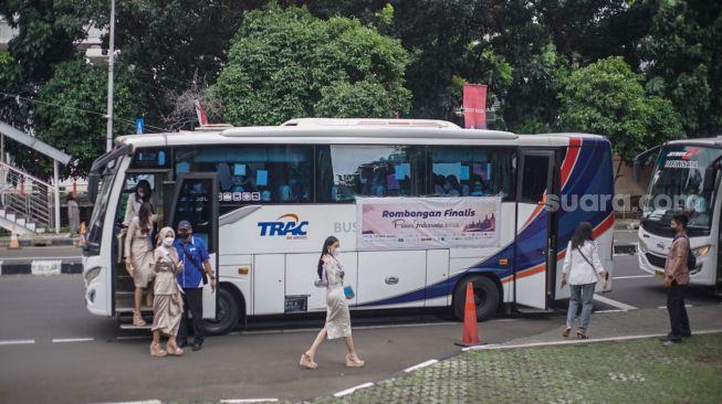 Finalis Putri Indonesia 2022 mendatangi Gedung Merah Putih Komisi Pemberantasan Korupsi (KPK), Jakarta Selatan, Selasa (24/5/2022). [Suara.com/Alfian Winanto]