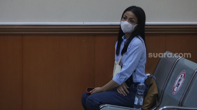 Artis Nirina Zubir menghadiri sidang lanjutan kasus mafia tanah di Pengadilan Negeri (PN) Jakarta Barat, Selasa (24/5/2022). [Suara.com/Angga Budhiyanto]