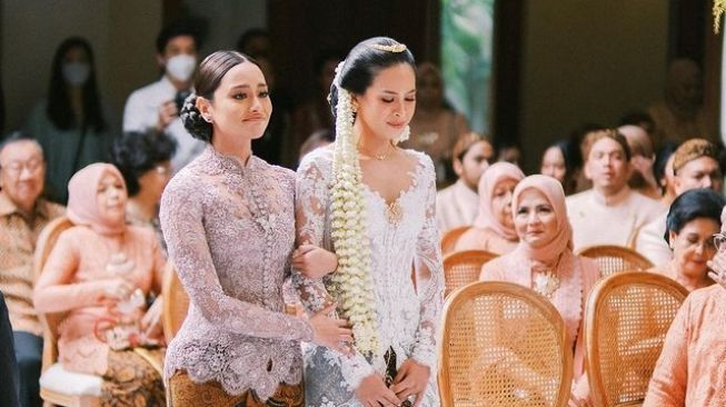 7 Potret Kedekatan Maudy Ayunda dan Adik, Sama-sama Tahan Tangis saat Prosesi Pernikahan