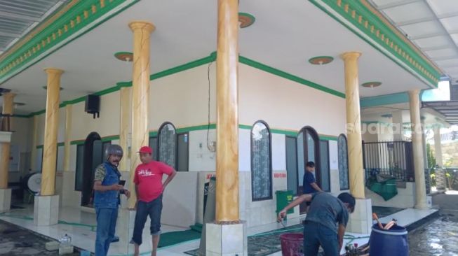 Pria Ngamuk Acak-acak Masjid di Wagir Malang, Warga Ramai-ramai Menangkap dan Mengikatnya di Tiang Telepon
