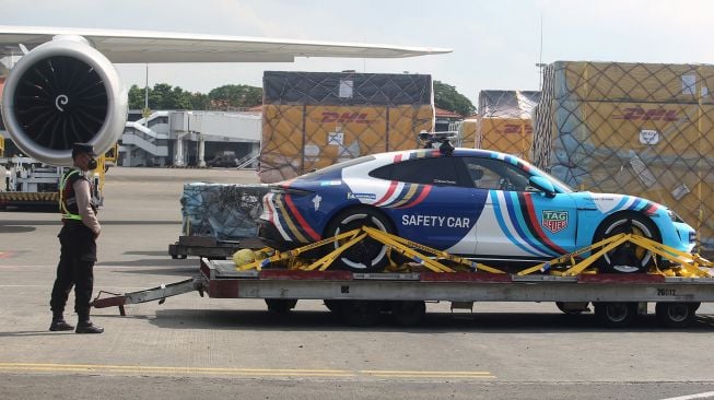 Logistik Formula E setibanya di Terminal Cargo Bandara Soekarno Hatta, Tangerang, Banten, Selasa (24/5/2022). ANTARA FOTO/Muhammad Iqbal
