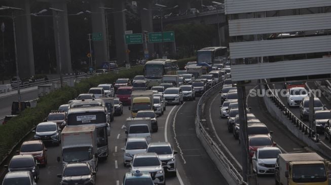 Sejumlah kendaraan melintas di ruas Tol Dalam Kota, Jakarta, Selasa (24/5/2022). [Suara.com/Angga Budhiyanto]