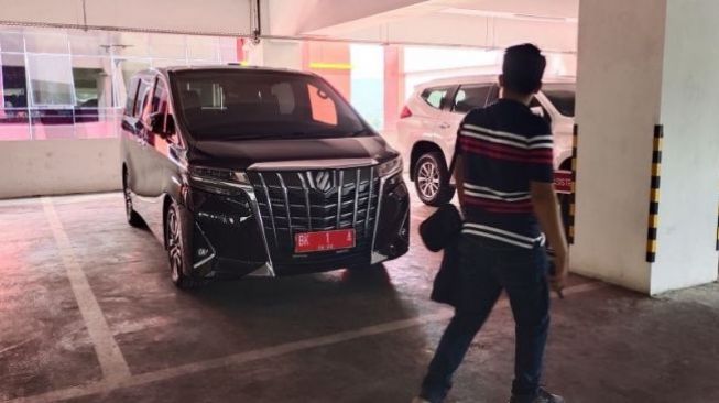 Mobil Toyota Alphard untuk Wali Kota Medan Bobby Nasution saat HUT ke-22 Apeksi terparkir di Gedung Pemkot Bandar Lampung, Senin (23/5/2022). [ANTARA]