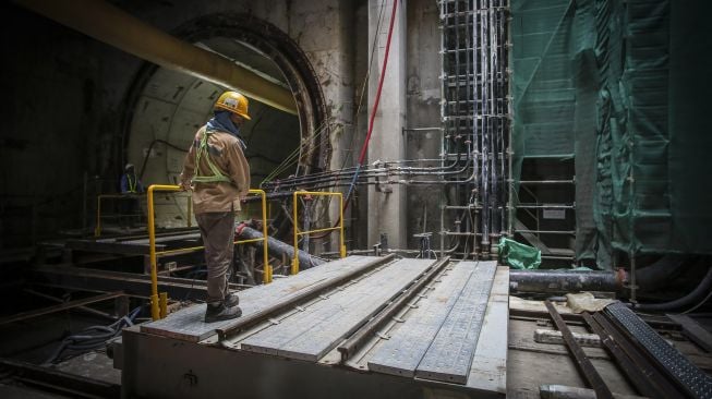 Pekerja menyelesaikan pembangunan jalur MRT Jakarta fase 2A CP201 di Jalan MH. Thamrin, Jakarta, Selasa (24/5/2022).  ANTARA FOTO/Rivan Awal Lingga