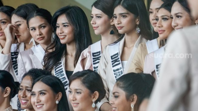 Finalis Putri Indonesia 2022 mendatangi Gedung Merah Putih Komisi Pemberantasan Korupsi (KPK), Jakarta Selatan, Selasa (24/5/2022). [Suara.com/Alfian Winanto]