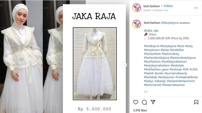 Foto: Lesti memakai white dress ala hanbok (instagram/lesti.fashion)
