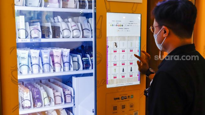 Calon pembeli berbelanja menggunakan vending machine di Grand Indonesia, Jakarta Pusat, Selasa (24/5/2022). [Suara.com/Alfian Winanto]