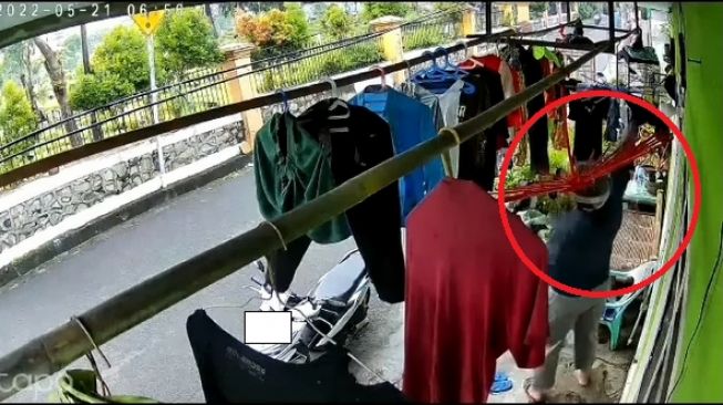 Pemotor mencuri pakaian dalam wanita berupa bra di depan rumah orang (Instagram)