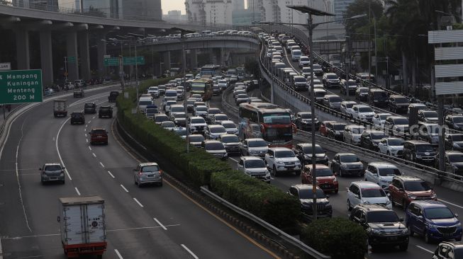 Sejumlah kendaraan melintas di ruas Tol Dalam Kota, Jakarta, Selasa (24/5/2022). [Suara.com/Angga Budhiyanto]