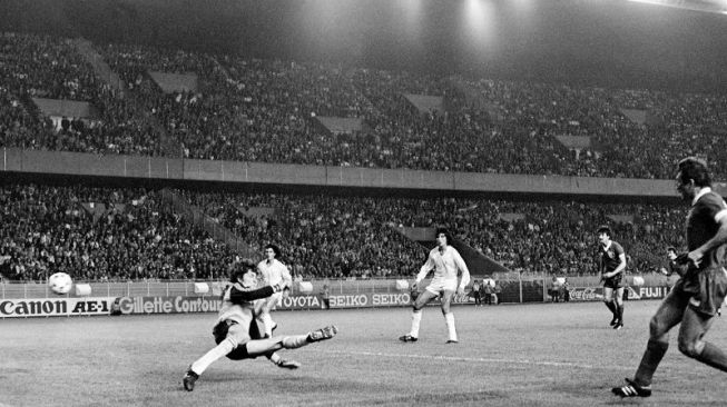 Bek sayap Liverpool Alan Kennedy (kanan) melepaskan tembakan untuk menaklukkan kiper Real Madrid Agustin (kiri) demi mencetak gol penentu kemenangan dalam final Piala Champions 1980-81 di Stadion Parc des Princes, Paris, Prancis, pada 27 Mei 1981. (ANTARA/AFP/Dominique Faget)