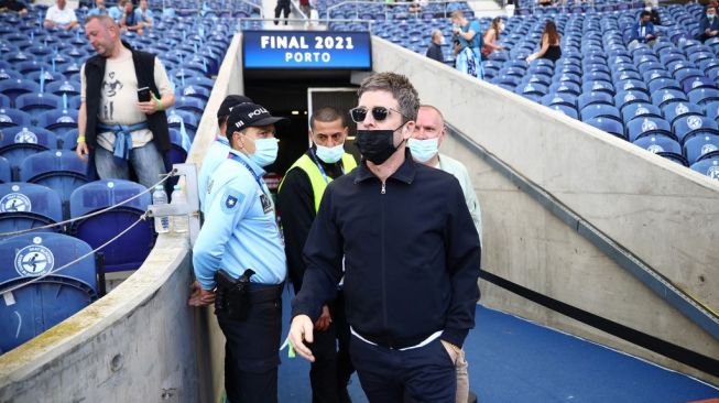 Mantan vokalis/gitaris Oasis, Noel Gallagher menghadiri final Liga Champions 2020/2021 antara Manchester City vs Chelsea di stadion Dragao, Porto, Portugal pada 29 Mei 2021. CARL RECINE / KOLAM RENANG / AFP.