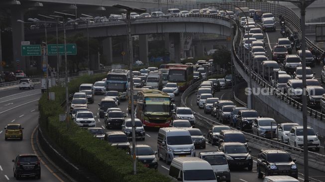 Sejumlah kendaraan melintas di ruas Tol Dalam Kota, Jakarta, Selasa (24/5/2022). [Suara.com/Angga Budhiyanto]