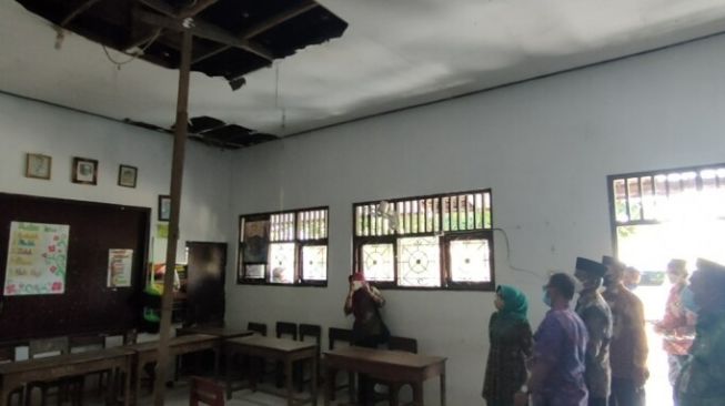 Memprihatinkan, Siswa SD di Jombang Belajar dengan Ruang Kelas yang Atapnya Nyaris Ambrol