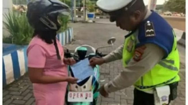 Petugas kepolisian saat melakukan razia di jalan (Instagram/@habardagelan).