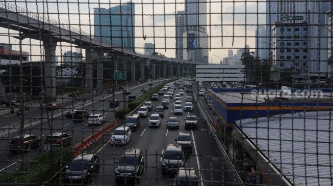 Sejumlah kendaraan melintas di ruas Tol Dalam Kota, Jakarta, Selasa (24/5/2022). [Suara.com/Angga Budhiyanto]