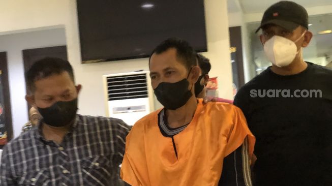 S (52) pelaku pencabulan terhadap terhadap keponakannya sendiri di Cengkareng saat dihadirkan dalam rilis kasus di Polres Metro Jakarta Barat, Selasa (24/5/2022). [Suara.com/Faqih Fathurrahman]
