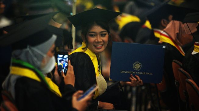 Wisudawati Universitas Gadjah Mada (UGM) berfoto saat mengikuti Wisuda Program Sarjana dan Diploma TA 2021/2022 yang digelar secara luring di GSP UGM, Sleman, D.I Yogyakarta, Rabu (25/5/2022). ANTARA FOTO/Andreas Fitri Atmoko
