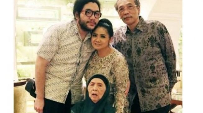Vina Panduwinata bersama keluarganya [Instagram/@vinapanduwinata_real]