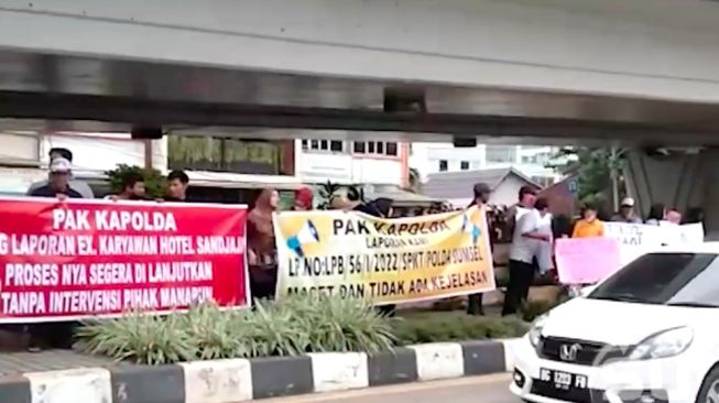 Laporan PHK Tak Kunjung Selesai, Puluhan Mantan Karyawan Hotel Sandjaja Palembang Demontrasi di Mapolda Sumsel