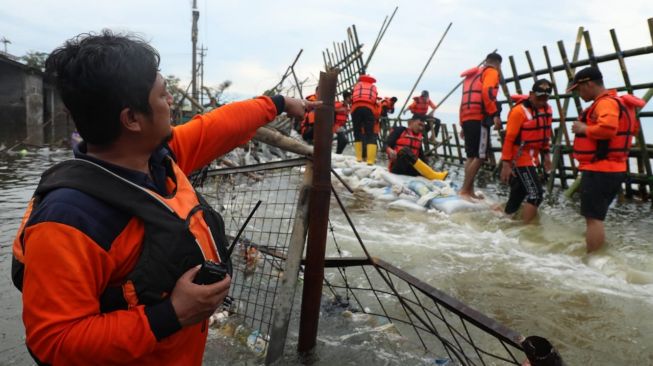 Penanganan Banjir Rob di Semarang, Dua Tanggul yang Jebol Mulai Tertutup