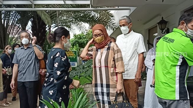 Vina Panduwinata di rumah duka kawasan Lebak Bulus, Jakarta Selatan pada Rabu (25/5/2022) [Suara.com/Rena Pangesti]