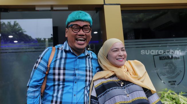 Presenter Uya Kuya didampingi istrinya, Astrid Khairunisha tiba untuk menjalani pemeriksaan di Polda Metro Jaya, Jakarta, Rabu (25/5/2022). [Suara.com/Angga Budhiyanto]