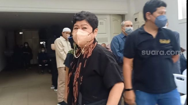 Indrawati Widjaja saat melayat ke rumah duka ibunda Vina Panduwinata [Suara.com/Rena Pangesti]